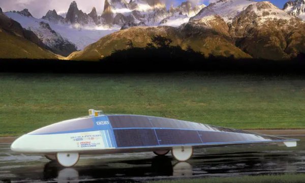 Състезанието за изследване на алтернативни горива за личен транспорт продължава дълго време и през 1987 г. GM изпраща тази необикновена машина за състезание от над 2500 км през Австралия, захранвана само от слънчева светлина. С тегло от само 177 кг и снабден със 7200 соларни клетки, Sunraycer можешю да побере само един човек, така че не е много практичен, но притежава лека конструкция, регенеративно спиране и електрически мотор с размерите на хладилна чанта.
Sunraycer печели състезанието с голяма разлика. Той притежава коефициент на съпротивление от само 0,125 Cd и може да достигне максимална скорост от 108 км/ч.
